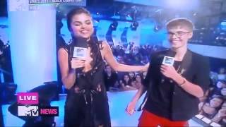 Justin Bieber Kiss Selena Gomez live at MTV Video Music Awards 2011 - selena gomez mtv awards